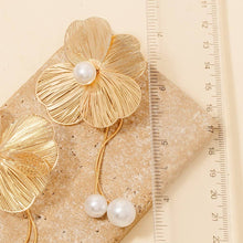 Load image into Gallery viewer, Pearl Bead Flower Fringe Stud Earrings