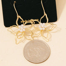 Load image into Gallery viewer, Pearl Cluster Flower Earrings