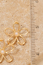 Load image into Gallery viewer, Flower Stud Earrings