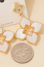 Load image into Gallery viewer, Shell Clover Earrings