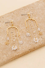 Load image into Gallery viewer, Beaded Flower Earrings
