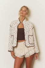 Load image into Gallery viewer, FLORAL PRINT SNAP BUTTON QUILTED JACKET
