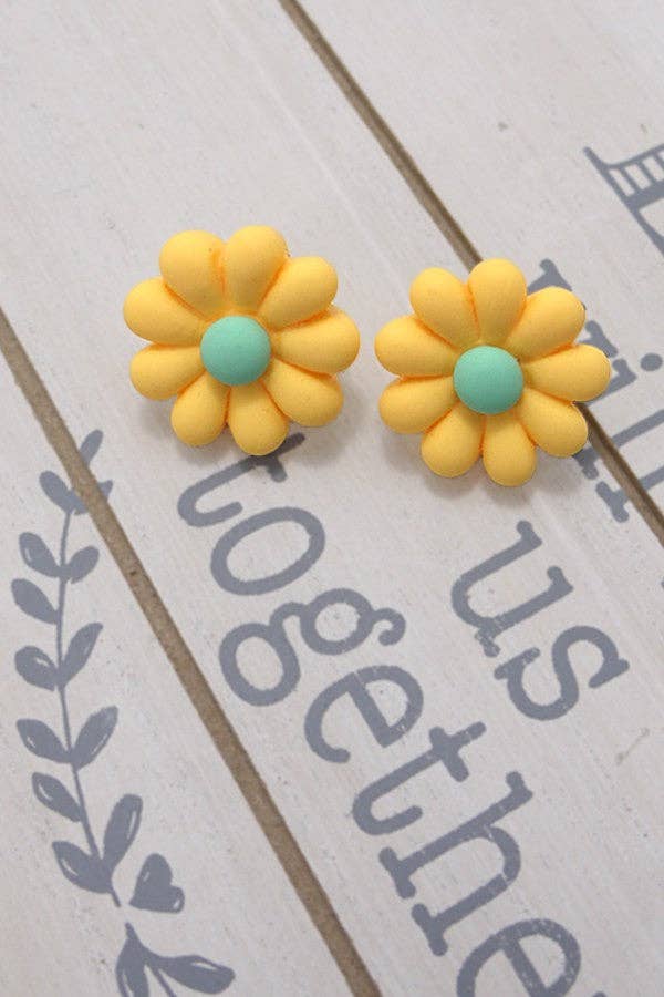 MATTE DAISY FLOWER STUD