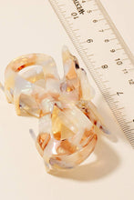 Load image into Gallery viewer, Mixed Resin Figure 8 Hair Claw
