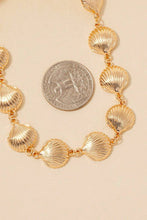Load image into Gallery viewer, Metallic Clam Shell Chain Link Necklace
