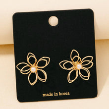 Load image into Gallery viewer, Flower Pearl Stud Earrings
