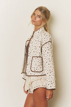 Load image into Gallery viewer, FLORAL PRINT SNAP BUTTON QUILTED JACKET
